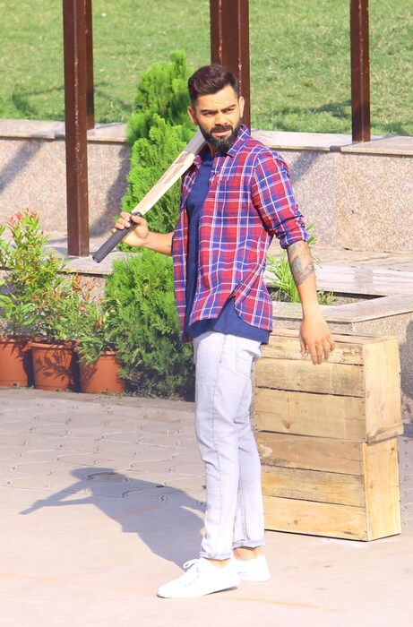 विराट आपल्यांमध्ये रंगल्याचं पाहून मुलांनी त्याला क्रिकेट खेळण्याची विनंती केली.