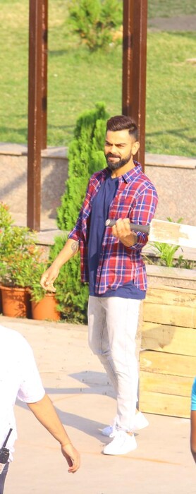 विराटही त्यासाठी तयार झाला आणि तिथल्याचं रस्त्यावर सगळ्यांची धम्माल मॅच रंगली.