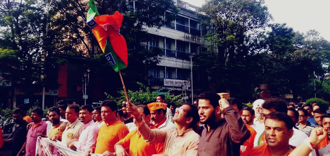 कोलकता शहरातल्या अस्वच्छतेविरुद्ध आणि विविध स्थानिक प्रश्नांकडे लक्ष वेधण्यासाठी भाजपचा हा मोर्चा होता. कोलकता शहरातल्या अस्वच्छतेविरुद्ध आणि विविध स्थानिक प्रश्नांकडे लक्ष वेधण्यासाठी भाजपचा हा मोर्चा होता.