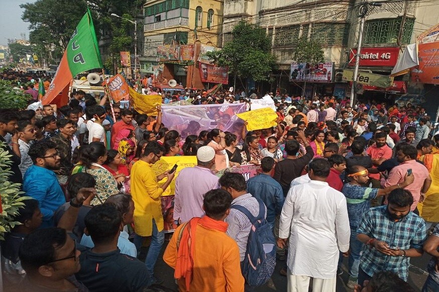 भाजपच्या कार्यकर्त्यांची संख्या प्रचंड असल्याने संतप्त कार्यकर्त्यांनी पोलिसांना जुमानलं नाही. भाजपच्या कार्यकर्त्यांची संख्या प्रचंड असल्याने संतप्त कार्यकर्त्यांनी पोलिसांना जुमानलं नाही.