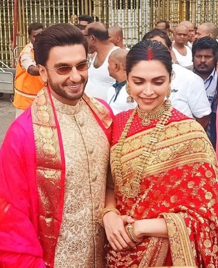दीपिकानं यावेळी लाल रंगाची साडी परिधान केली होती. तसेच गोल्ड ज्वेलरी आणि भांगातील कुंकू तिच्या सौंदर्यांत आणखीच भर घालत होतं. तर रणवीरनं गोल्डन आणि पिंक कलरची शेरवानी घातली होती. दीपिकानं यावेळी लाल रंगाची साडी परिधान केली होती. तसेच गोल्ड ज्वेलरी आणि भांगातील कुंकू तिच्या सौंदर्यांत आणखीच भर घालत होतं. तर रणवीरनं गोल्डन आणि पिंक कलरची शेरवानी घातली होती.