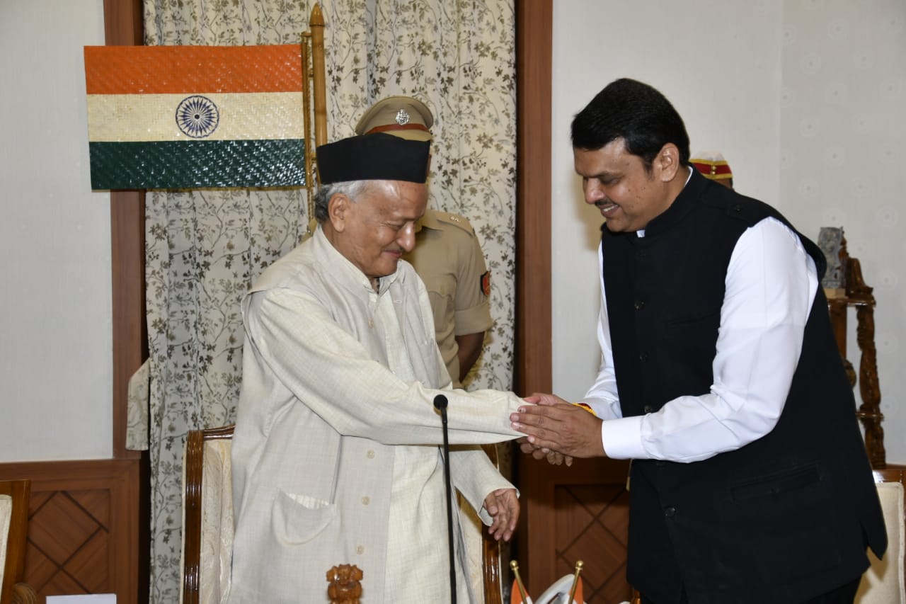मुंबईतील राजभवनात शनिवारी सकाळी 8 वाजता देवेंद्र फडणवीस यांनी मुख्यमंत्रिपदाची शपथ घेतली. राज्यपाल भगतसिंग कोश्यारी यांनी शपथ दिली. मुंबईतील राजभवनात शनिवारी सकाळी 8 वाजता देवेंद्र फडणवीस यांनी मुख्यमंत्रिपदाची शपथ घेतली. राज्यपाल भगतसिंग कोश्यारी यांनी शपथ दिली.