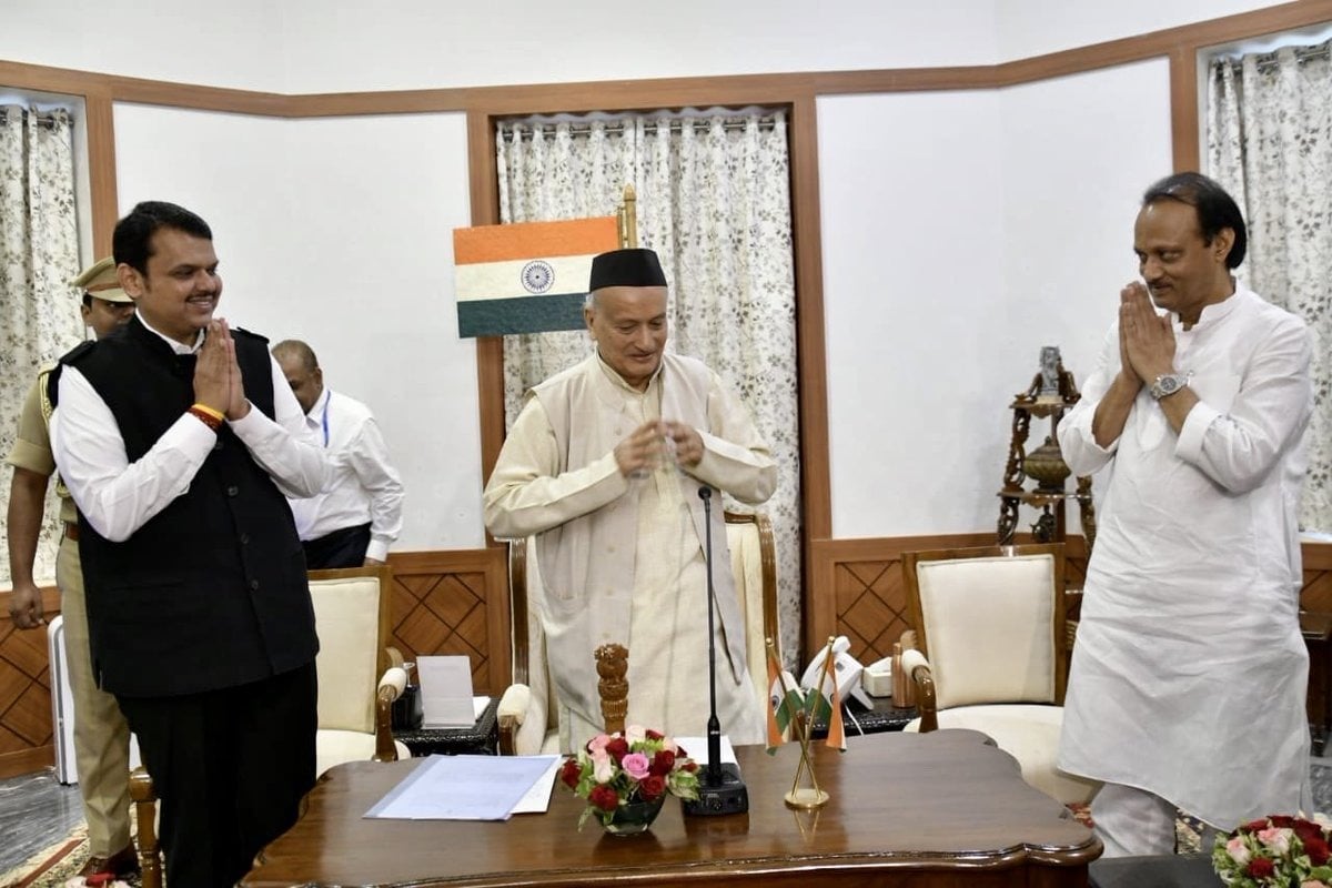 राजभवनात शनिवारी सकाळी 8 वाजता देवेंद्र फडणवीस यांनी मुख्यमंत्रिपदाची तर राष्ट्रवादीचे नेते अजित पवार यांनी उपमुख्यमंत्रिपदाची शपथ घेतली आहे. राज्यपाल भगतसिंग कोश्यारी यांनी देवेंद्र फडणवीस आणि अजित पवार यांना पद आणि गोपनियतेची शपथ दिली. राजभवनात शनिवारी सकाळी 8 वाजता देवेंद्र फडणवीस यांनी मुख्यमंत्रिपदाची तर राष्ट्रवादीचे नेते अजित पवार यांनी उपमुख्यमंत्रिपदाची शपथ घेतली आहे. राज्यपाल भगतसिंग कोश्यारी यांनी देवेंद्र फडणवीस आणि अजित पवार यांना पद आणि गोपनियतेची शपथ दिली.