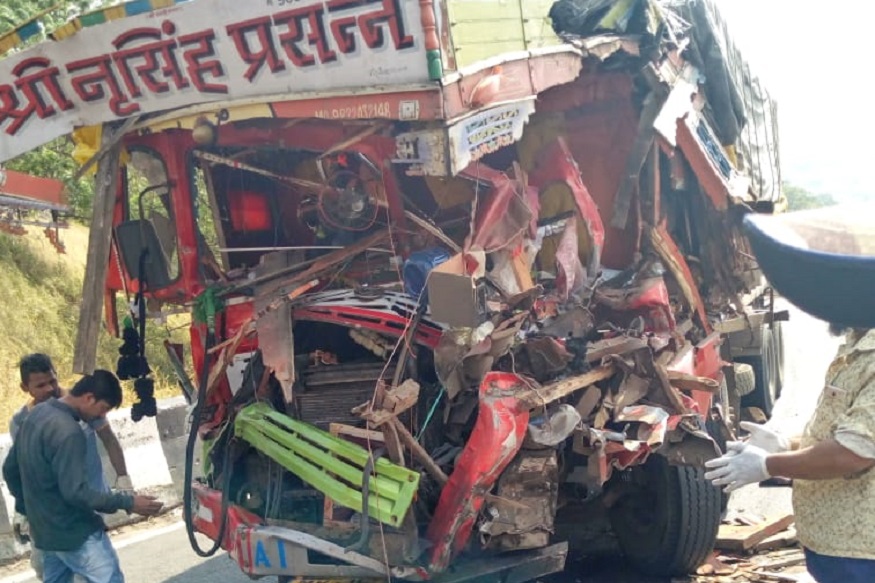 मुंबई-पुणे एक्सप्रेसवर ट्रकचा भीषण अपघात, 2 जणांचा जागेवरच मृत्यू