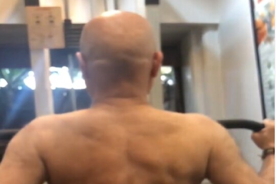 Video: जेव्हा हा बॉलिवूड स्टार रस्त्यावर राहणाऱ्या मुलांना फाइव्ह स्टारमध्ये घेऊन जातो