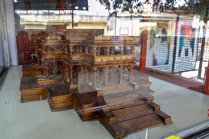 सुप्रीम कोर्टात ऐतिहासिक अयोध्या केसचा निकाल शनिवारी 9 नोव्हेंबरला लागतोय. पण अयोध्येच्या कारसेवकपुरममध्ये राममंदिराचं काम कित्येक वर्षांपूर्वीच सुरू झालं आहे. सुप्रीम कोर्टात ऐतिहासिक अयोध्या केसचा निकाल शनिवारी 9 नोव्हेंबरला लागतोय. पण अयोध्येच्या कारसेवकपुरममध्ये राममंदिराचं काम कित्येक वर्षांपूर्वीच सुरू झालं आहे.