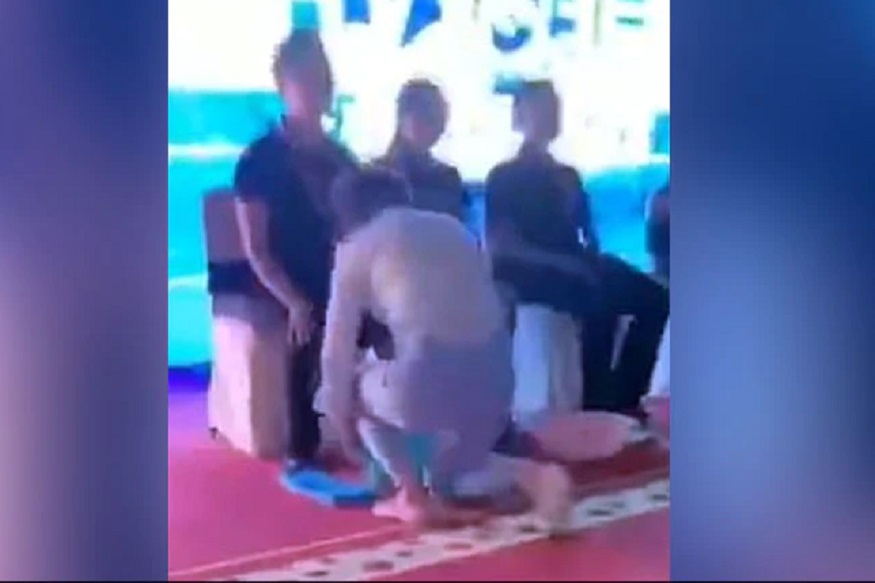 जगातभारी! चक्क बॉसनं धुतले कर्माचाऱ्यांचे पाय, पाहा VIRAL VIDEO