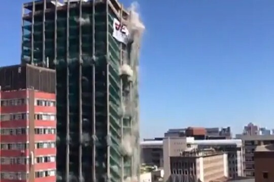 अवघ्या 30 सेंकदात 22 मजली इमारत पत्त्यांसारखी कोसळली; पाहा LIVE व्हिडिओ