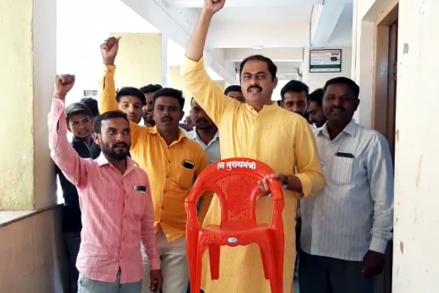 राज्यपालांकडून शेतकऱ्यांची थट्टा.. काँग्रेस सेवादलाने दिली ही 'अनोखी' भेट