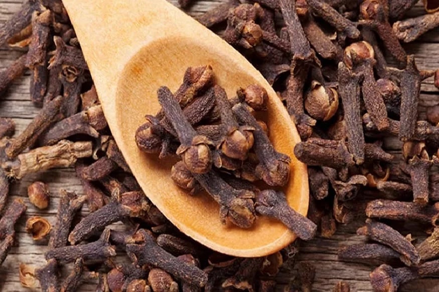 लवंग - तोंडाच्या काहीही समस्या असल्यास, त्यावर लवंग चांगलं आहे. लवंगमध्ये बॅक्टेरियाशी लढणारे घटक असतात, त्यामुळे आहारात लवंगाचा समावेश करा. लवंग - तोंडाच्या काहीही समस्या असल्यास, त्यावर लवंग चांगलं आहे. लवंगमध्ये बॅक्टेरियाशी लढणारे घटक असतात, त्यामुळे आहारात लवंगाचा समावेश करा.