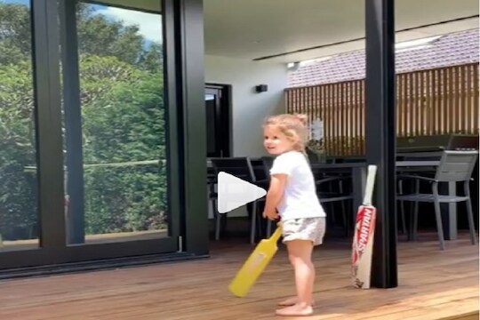 दिग्गज क्रिकेटपटूच्या 4 वर्षांच्या लेकीला लागले ‘विराट कोहली’ होण्याचे वेध! पाहा हा VIDEO