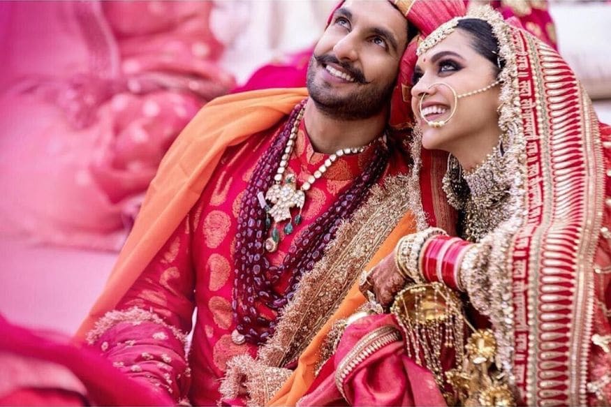 बॉलिवूडचे बाजीराव मस्तानी अर्थात रणवीर-दीपिका आज त्यांच्या लग्नाचा पहिला वाढदिवस साजरा करत आहेत. 6 वर्ष एकमेकांना डेट केल्यानंतर मागच्या वर्षी 14 नोव्हेंबरला इटलीच्या लेक कोमो येथे हे दोघंही लग्नाच्या बेडीत अडकले. बॉलिवूडचे बाजीराव मस्तानी अर्थात रणवीर-दीपिका आज त्यांच्या लग्नाचा पहिला वाढदिवस साजरा करत आहेत. 6 वर्ष एकमेकांना डेट केल्यानंतर मागच्या वर्षी 14 नोव्हेंबरला इटलीच्या लेक कोमो येथे हे दोघंही लग्नाच्या बेडीत अडकले.