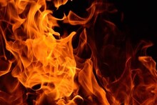 सोलापूर महामार्गावर सिलिंडरच्या गाडीला भीषण आग, 10 स्फोटानंतरही स्फोट सुरूच