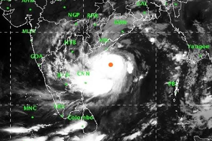 एका पाठोपाठ एक असे तीन चक्रिवादळं धडकण्याची ही पहिलीच वेळ असून या आधी क्यार आणि महा ही वादळ धडकली होती. एका पाठोपाठ एक असे तीन चक्रिवादळं धडकण्याची ही पहिलीच वेळ असून या आधी क्यार आणि महा ही वादळ धडकली होती.