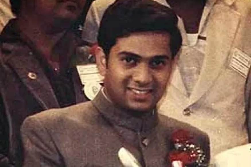 त्यांना देशातली सगळ्यात शिकलेली व्यक्ती म्हटलं जातं. ते IPS आणि IAS परीक्षा उत्तीर्ण झाले पण त्यांनी ही नोकरी झुगारून दिली आणि निवडणूक लढवायचं ठरवलं आणि आमदार झाले. त्यानंतर त्यांनी 14 विभागांचं मंत्रिपद भूषवलं. त्यांच्याकडे 20 पेक्षा जास्त पदव्या होत्या, त्याही फर्स्ट क्लासच्या. त्यांना देशातली सगळ्यात शिकलेली व्यक्ती म्हटलं जातं. ते IPS आणि IAS परीक्षा उत्तीर्ण झाले पण त्यांनी ही नोकरी झुगारून दिली आणि निवडणूक लढवायचं ठरवलं आणि आमदार झाले. त्यानंतर त्यांनी 14 विभागांचं मंत्रिपद भूषवलं. त्यांच्याकडे 20 पेक्षा जास्त पदव्या होत्या, त्याही फर्स्ट क्लासच्या.