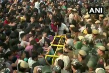 JNU चे विद्यार्थी आणि पोलिसांमध्ये राडा, पाहा हा VIDEO JNU चे विद्यार्थी आणि पोलिसांमध्ये राडा, पाहा हा VIDEO