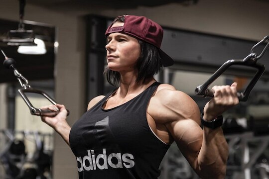 होय! एक्सरसाईज करणारी तरुणीच आहे, VIDEO पाहून तुम्हीही व्हाल थक्क