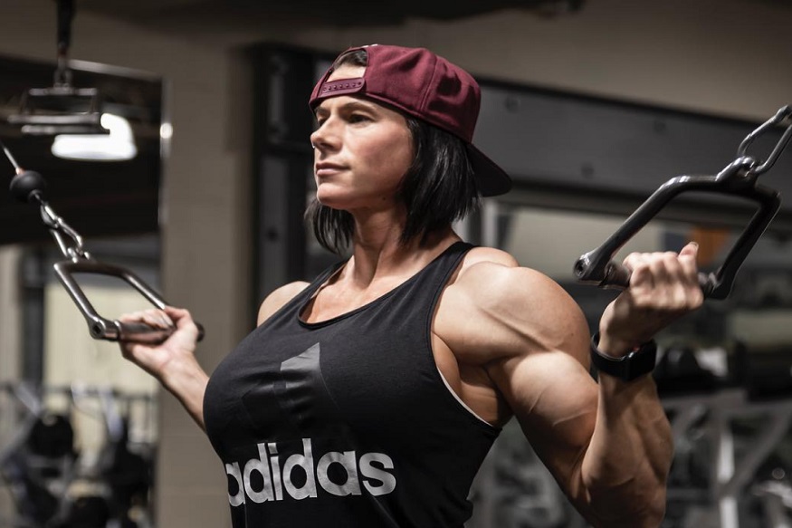 होय! एक्सरसाईज करणारी तरुणीच आहे, VIDEO पाहून तुम्हीही व्हाल थक्क