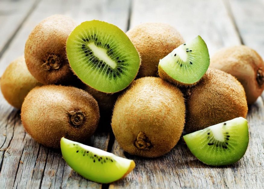 किवी (Kiwis) – यामध्ये सेरोटोनिन (serotonin) आणि अँटिऑक्सिडंट (antioxidants) असतात, हे दोन्ही घटक झोपेची गुणवत्ता सुधारतात. किवी (Kiwis) – यामध्ये सेरोटोनिन (serotonin) आणि अँटिऑक्सिडंट (antioxidants) असतात, हे दोन्ही घटक झोपेची गुणवत्ता सुधारतात.