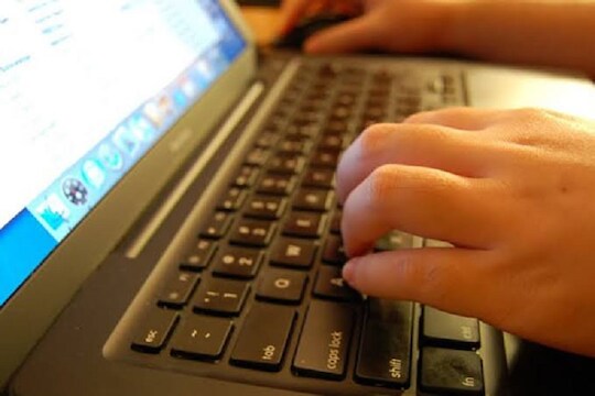 लॅपटॉप शटडाऊन न करता झोपणं पडलं महागात, थोडक्यात वाचला जीव