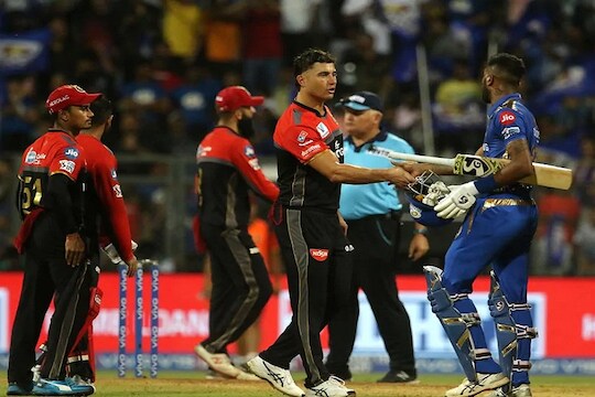 रॉयल चॅलेंजर्स संघात अनेक दिग्गज खेळाडू आहेत. त्यामुळं अखेर 12 वर्षांनी बंगळुरू पहिल्या विजेतेपदासाठी सज्ज आहे. 