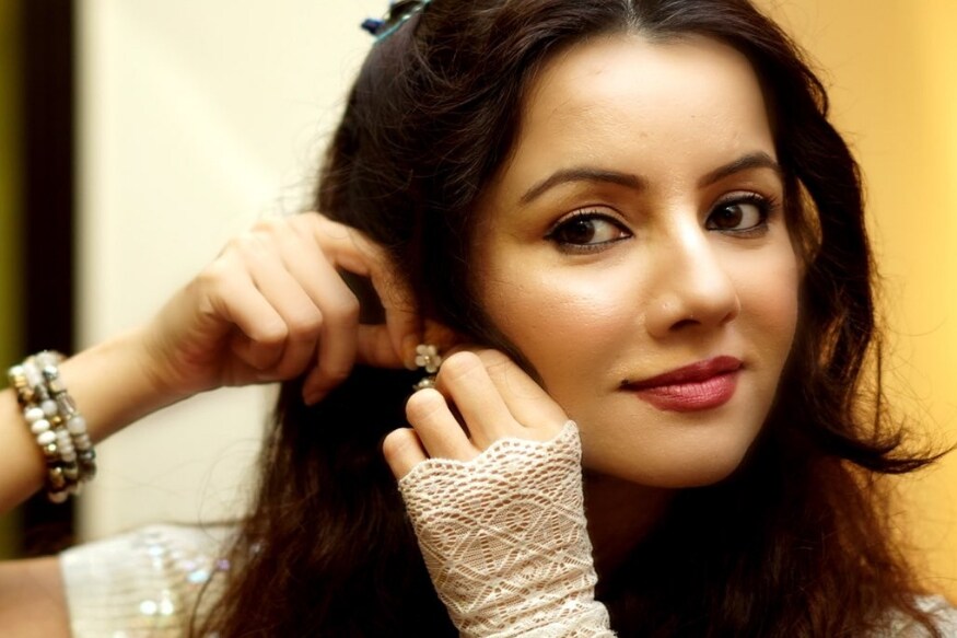 रबीचे काही न्यूड व्हिडीओ सोशल मीडियावर व्हायरल झाले होते. पाकिस्तानी लष्कराच्या प्रवक्त्याशी वाद झाल्यानंतर हे व्हिडीओ व्हायरल झालेत अशी शक्यता व्यक्त केली जात होती. पाकिस्तानी लष्कराचे प्रवक्ते मेजर असीफ गफूर यांच्याशीही तिचं ट्विटरवरून भांडण झालं होतं. त्यानंतर तिचे हे व्हिडीओ व्हायरल झालेत आहेत. त्यामुळे यामागे नेमकं कोण आहे हे स्पष्ट होतं असंही अशी प्रतिक्रिया अनेकांनी सोशल मीडियावर व्यक्त केली होती. रबीचे काही न्यूड व्हिडीओ सोशल मीडियावर व्हायरल झाले होते. पाकिस्तानी लष्कराच्या प्रवक्त्याशी वाद झाल्यानंतर हे व्हिडीओ व्हायरल झालेत अशी शक्यता व्यक्त केली जात होती. पाकिस्तानी लष्कराचे प्रवक्ते मेजर असीफ गफूर यांच्याशीही तिचं ट्विटरवरून भांडण झालं होतं. त्यानंतर तिचे हे व्हिडीओ व्हायरल झालेत आहेत. त्यामुळे यामागे नेमकं कोण आहे हे स्पष्ट होतं असंही अशी प्रतिक्रिया अनेकांनी सोशल मीडियावर व्यक्त केली होती.