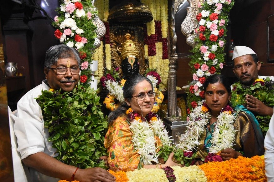 कार्तिकी एकादशीच्या निमित्ताने महसूल मंत्री पाटील यांच्या हस्ते आज श्री विठ्ठल रुक्मिणी यांची शासकीय महापूजा करण्यात आली. त्यानंतर संत तुकाराम भवन येथे झालेल्या कार्यक्रमात पाटील यांच्या हस्ते मानाचे वारकरी सुनील महादेव ओमासे आणि नंदा ओमासे या दाम्पत्याचा सत्कार करण्यात आला. कार्तिकी एकादशीच्या निमित्ताने महसूल मंत्री पाटील यांच्या हस्ते आज श्री विठ्ठल रुक्मिणी यांची शासकीय महापूजा करण्यात आली. त्यानंतर संत तुकाराम भवन येथे झालेल्या कार्यक्रमात पाटील यांच्या हस्ते मानाचे वारकरी सुनील महादेव ओमासे आणि नंदा ओमासे या दाम्पत्याचा सत्कार करण्यात आला.