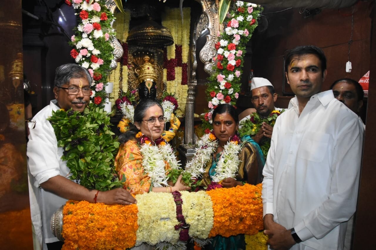 राज्यातील शेतकरी आणि सामान्य जनता सुखी होऊ दे, असे साकडे महसूल मंत्री चंद्रकांतदादा पाटील यांनी विठ्ठलाच्या चरणी आज घातले. यावर्षी राज्यासमोर अनेक आव्हाने आली. सुरुवातीला दुष्काळस्थिती होती. त्यानंतर महापुराला सामोरे जावे लागले असंही चंद्रकांत दादा पाटील म्हणाले. राज्यातील शेतकरी आणि सामान्य जनता सुखी होऊ दे, असे साकडे महसूल मंत्री चंद्रकांतदादा पाटील यांनी विठ्ठलाच्या चरणी आज घातले. यावर्षी राज्यासमोर अनेक आव्हाने आली. सुरुवातीला दुष्काळस्थिती होती. त्यानंतर महापुराला सामोरे जावे लागले असंही चंद्रकांत दादा पाटील म्हणाले.
