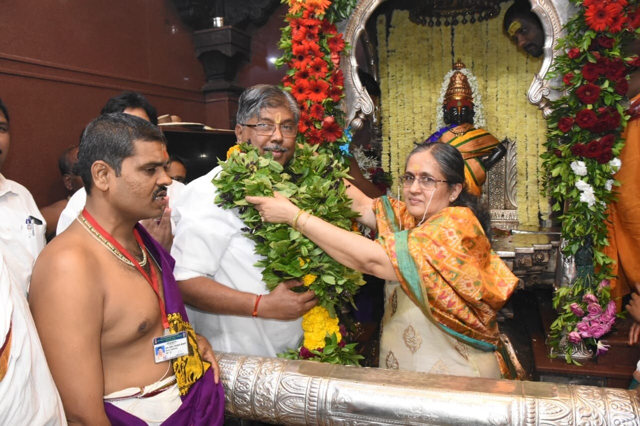 गेली तीन चार वर्षे वारी निर्मल वारी करण्यासाठी प्रयत्न केला गेला. वारीच्या मुक्कामाच्या ठिकाणी स्वच्छता ठेवण्यासाठी प्रयत्न केले गेले. त्याला अतिशय चांगले यश आले. पुढील वर्षी धूरमुक्त वारी करण्यासाठी शासन प्रयत्नशील असणार आहे, असेही ते म्हणाले. गेली तीन चार वर्षे वारी निर्मल वारी करण्यासाठी प्रयत्न केला गेला. वारीच्या मुक्कामाच्या ठिकाणी स्वच्छता ठेवण्यासाठी प्रयत्न केले गेले. त्याला अतिशय चांगले यश आले. पुढील वर्षी धूरमुक्त वारी करण्यासाठी शासन प्रयत्नशील असणार आहे, असेही ते म्हणाले.