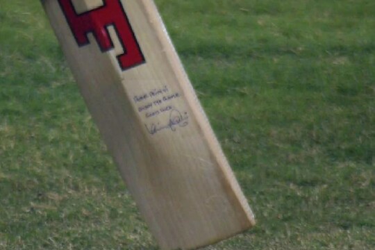 BCCIचा प्रश्न; पृथ्वी शॉच्या बॅटवर कोणाची स्वाक्षरी?