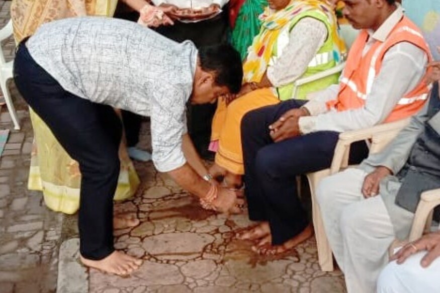 सणवार असो वा उन्हाळा हिवाळा पावसाळा या तीनही ऋतूत सफाई कामगार आपल्या भागात सफाईचे काम अत्यंत चोखपणे बजावत असतात. सणवार असो वा उन्हाळा हिवाळा पावसाळा या तीनही ऋतूत सफाई कामगार आपल्या भागात सफाईचे काम अत्यंत चोखपणे बजावत असतात.