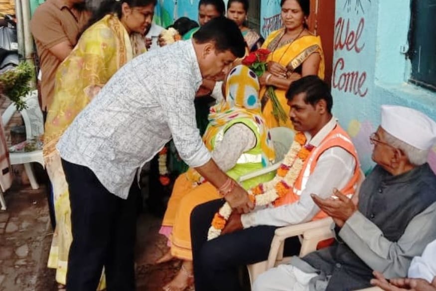 यावेळी फुलेंनगर पुणे परिसरातील सफाई कामगार मोठया संख्येने उपस्थित होते. आमदार सुनिल अण्णा टिंगरे यांनी सफाई कामगार यांचे पाय धुतले व पुष्पहार घालून भेटवस्तू देऊन सफाई कामगारांचा सत्कार केला. यावेळी फुलेंनगर पुणे परिसरातील सफाई कामगार मोठया संख्येने उपस्थित होते. आमदार सुनिल अण्णा टिंगरे यांनी सफाई कामगार यांचे पाय धुतले व पुष्पहार घालून भेटवस्तू देऊन सफाई कामगारांचा सत्कार केला.