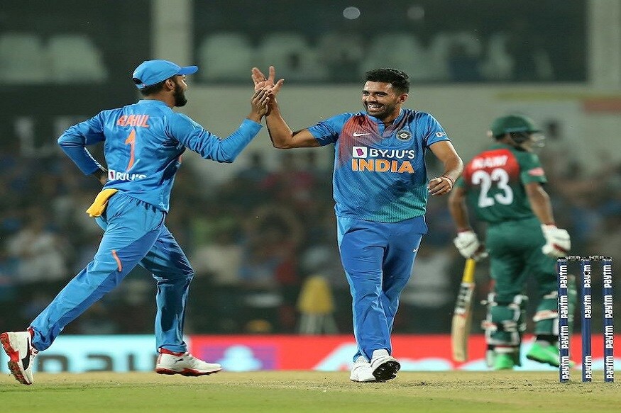 दीपक चाहरनं ही ऐतिहासिक कामगिरी करताच त्याची बहिण मालती चहरनं इन्स्टाग्रामवरून त्याला शुभेच्छा देत आम्हाला तुझा अभिमान आहे, असे लिहिले. एकीकडे दिग्गज दीपक चाहरचे कौतुक करत असताना सोशल मीडियावर मात्र त्याच्या बहिणीचे फोटो सर्च होत आहेत. दीपक चाहरनं ही ऐतिहासिक कामगिरी करताच त्याची बहिण मालती चहरनं इन्स्टाग्रामवरून त्याला शुभेच्छा देत आम्हाला तुझा अभिमान आहे, असे लिहिले. एकीकडे दिग्गज दीपक चाहरचे कौतुक करत असताना सोशल मीडियावर मात्र त्याच्या बहिणीचे फोटो सर्च होत आहेत.