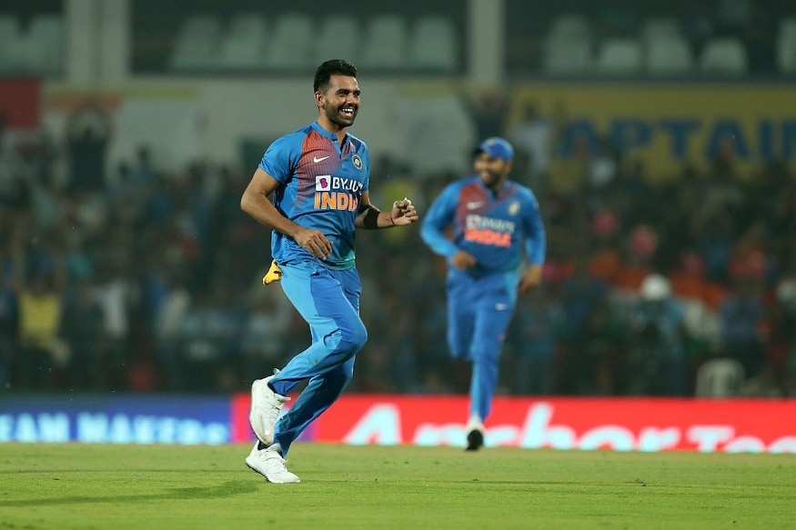 दीपक चाहरने नागपूरमधील सामन्यात हॅट्ट्रिकसह 6 गडी बाद करून इतिहास रचला. त्याने 3.2 षटकांत 7 धावा देत 6 गडी बाद केले. बांगलादेशच्या डावाच्या शेवटच्या षटकात त्यानं हॅटट्रिक पूर्ण केली. दीपक चाहरने नागपूरमधील सामन्यात हॅट्ट्रिकसह 6 गडी बाद करून इतिहास रचला. त्याने 3.2 षटकांत 7 धावा देत 6 गडी बाद केले. बांगलादेशच्या डावाच्या शेवटच्या षटकात त्यानं हॅटट्रिक पूर्ण केली.