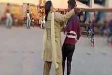 बाईकस्वारानं फरपटत नेलं म्हणून महिला कॉन्स्टेबलनं केली बेदम मारहाण, VIDEO VIRAL