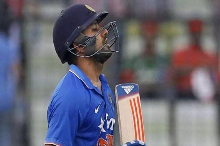 विराटप्रमाणे रोहितही सतत क्रिकेट खेळत आहे. 2023 वर्ल्ड कपपर्यंत रोहित 36 वर्षांचा होईल. त्यामुळं टी-20 वर्ल्ड कप 2021नंतर रोहित कोणत्या तरी एका फॉर्मेटमधून निवृत्ती जाहीर करू शकतो. विराटप्रमाणे रोहितही सतत क्रिकेट खेळत आहे. 2023 वर्ल्ड कपपर्यंत रोहित 36 वर्षांचा होईल. त्यामुळं टी-20 वर्ल्ड कप 2021नंतर रोहित कोणत्या तरी एका फॉर्मेटमधून निवृत्ती जाहीर करू शकतो.