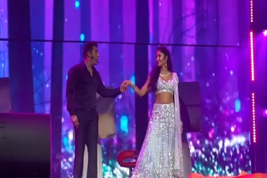  या गाण्यात तो कॅटरिनाच्या जवळ येतो आणि तिचा हात हातात घेतो.