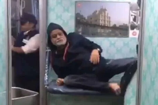 ट्रेनमधून प्रवास करताना बॉलिवूड अभिनेत्याची झाली अशी अवस्था, पाहा  VIRAL VIDEO