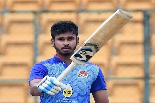 श्रेयस अय्यरचा ‘धोनी’ अवतार! हेलिकॉप्टर शॉटचा VIDEO VIRAL