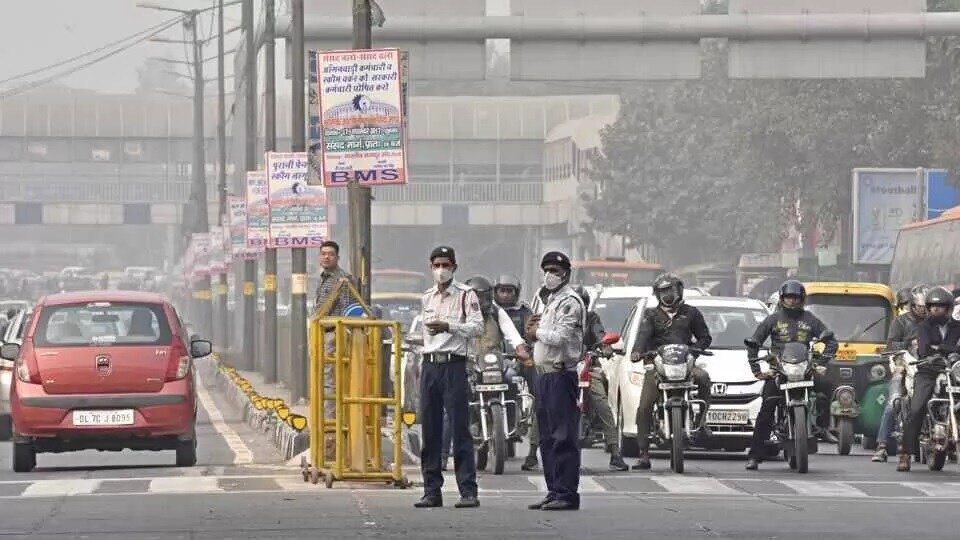 एवढंच नाही तर त्या पोलीस अधिकाऱ्याने त्या पावतीवर त्याचं त्या महिलेवर प्रेम असल्याचीही नोट लिहिली. ही घटना उरुग्वे मधील असल्यामुळे स्पॅनिश भाषेत Te Amo असं लिहिलं. (सांकेतिक फोटो) एवढंच नाही तर त्या पोलीस अधिकाऱ्याने त्या पावतीवर त्याचं त्या महिलेवर प्रेम असल्याचीही नोट लिहिली. ही घटना उरुग्वे मधील असल्यामुळे स्पॅनिश भाषेत Te Amo असं लिहिलं. (सांकेतिक फोटो)