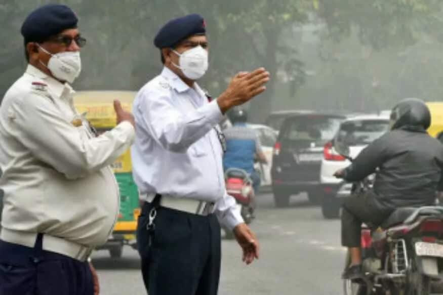 महिलेने पावती फाडण्याचं कारण विचारलं तेव्हा पोलीस अधिकाऱ्याने स्पष्टीकरण देत म्हटलं की, 'तू खूप सुंदर दिसतेस. तुला पाहून इतर चालकांची नजर रस्त्यावरून भरकटते, यामुळे अपघात होण्याची शक्यता असते.' (सांकेतिक फोटो) महिलेने पावती फाडण्याचं कारण विचारलं तेव्हा पोलीस अधिकाऱ्याने स्पष्टीकरण देत म्हटलं की, 'तू खूप सुंदर दिसतेस. तुला पाहून इतर चालकांची नजर रस्त्यावरून भरकटते, यामुळे अपघात होण्याची शक्यता असते.' (सांकेतिक फोटो)