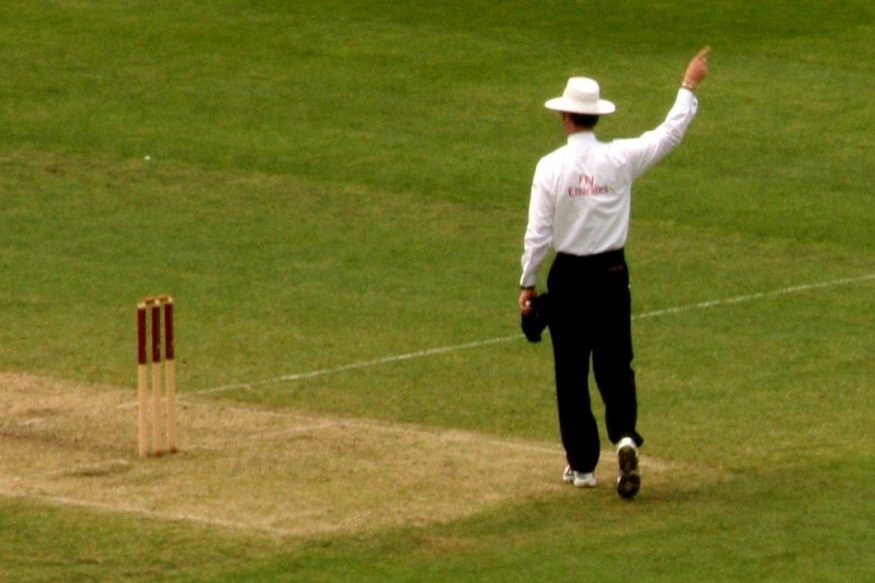 स्मार्ट गोलंदाजानं अम्पायरला दिला चकवा! हा VIDEO पाहून तुम्हालाही येईल हसू