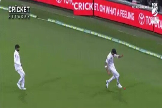 VIDEO : क्रिकेटच्या मैदानात खेळाडू खेळायला लागला फुटबॉल, चेंडू थेट बाउंड्री पार!