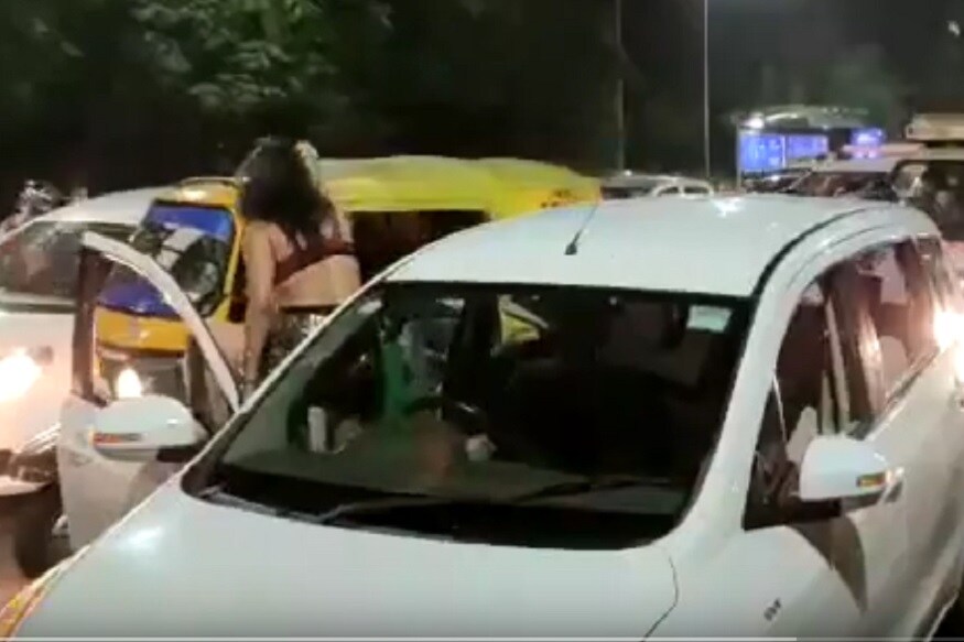 तोपर्यंत रस्त्यात प्रंचड वाहतूक कोंडी झाली आणि लोकांनी तिचे फोटो आणि व्हिडीओ काढायला सुरूवात केली. तोपर्यंत रस्त्यात प्रंचड वाहतूक कोंडी झाली आणि लोकांनी तिचे फोटो आणि व्हिडीओ काढायला सुरूवात केली.