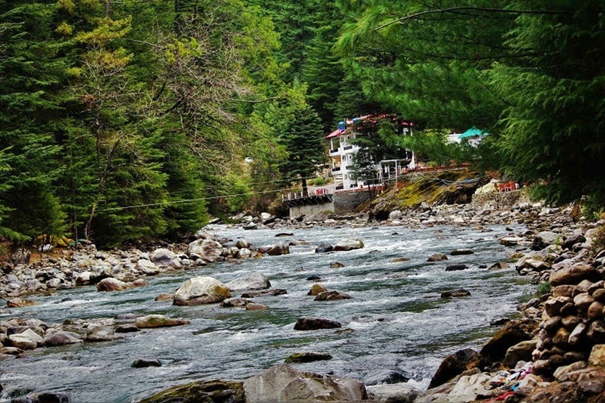 कसौल हिमाचल प्रदेशातील प्रमुख पर्यटन स्थळांपैकी एक आहे. हे कुल्लूपासून फक्त 40 किमी अंतरावर आहे. पर्यटकांव्यतिरिक्त, साहसी प्रेमींसाठीही ही एक चांगली जागा आहे. इथं जाण्यासाठी दिल्लीतून व्हॉल्वो बस जवळपास 1000 रुपयांमध्ये मिळते. येथे हिवाळ्याच्या मोसमात हॉटेलमध्ये 500 ते 1000 रुपयांच्या बजेटमध्ये खोल्या उपलब्ध असतात. इथल्या रेस्टॉरंटमध्ये तुम्ही कमी बजेटमध्येही खाऊ शकता. कसौल हिमाचल प्रदेशातील प्रमुख पर्यटन स्थळांपैकी एक आहे. हे कुल्लूपासून फक्त 40 किमी अंतरावर आहे. पर्यटकांव्यतिरिक्त, साहसी प्रेमींसाठीही ही एक चांगली जागा आहे. इथं जाण्यासाठी दिल्लीतून व्हॉल्वो बस जवळपास 1000 रुपयांमध्ये मिळते. येथे हिवाळ्याच्या मोसमात हॉटेलमध्ये 500 ते 1000 रुपयांच्या बजेटमध्ये खोल्या उपलब्ध असतात. इथल्या रेस्टॉरंटमध्ये तुम्ही कमी बजेटमध्येही खाऊ शकता.