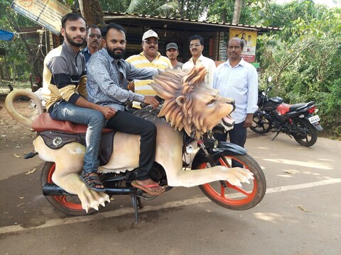 या बाईकला त्यांनी 'सिंघम बाईक' असं नाव दिलं असून सध्या तरुणांमध्ये या बाईकची जोरदार क्रेझ आहे.
