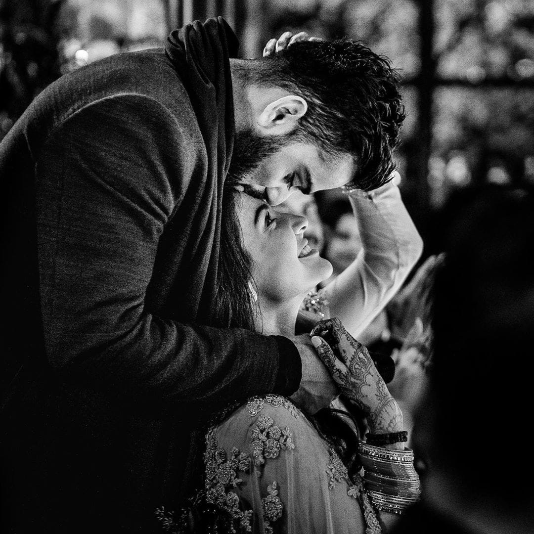 याशिवाय विराट कोहलीनंही त्याच्या इन्स्टाग्रामवर एक फोटो शेअर केला असून त्यानं लिहिल, प्रेम हे फक्त प्रेम नसतं तर ते त्याहून बरंच काही असतं आणि जेव्हा देव तुमच्या आयुष्यात अशी व्यक्ती देतो जी तुम्हाला त्याची वारंवार जाणीव करुन देते. त्यावेळी तुमच्या मनात ही एकच भावना असते. याशिवाय विराट कोहलीनंही त्याच्या इन्स्टाग्रामवर एक फोटो शेअर केला असून त्यानं लिहिल, प्रेम हे फक्त प्रेम नसतं तर ते त्याहून बरंच काही असतं आणि जेव्हा देव तुमच्या आयुष्यात अशी व्यक्ती देतो जी तुम्हाला त्याची वारंवार जाणीव करुन देते. त्यावेळी तुमच्या मनात ही एकच भावना असते.