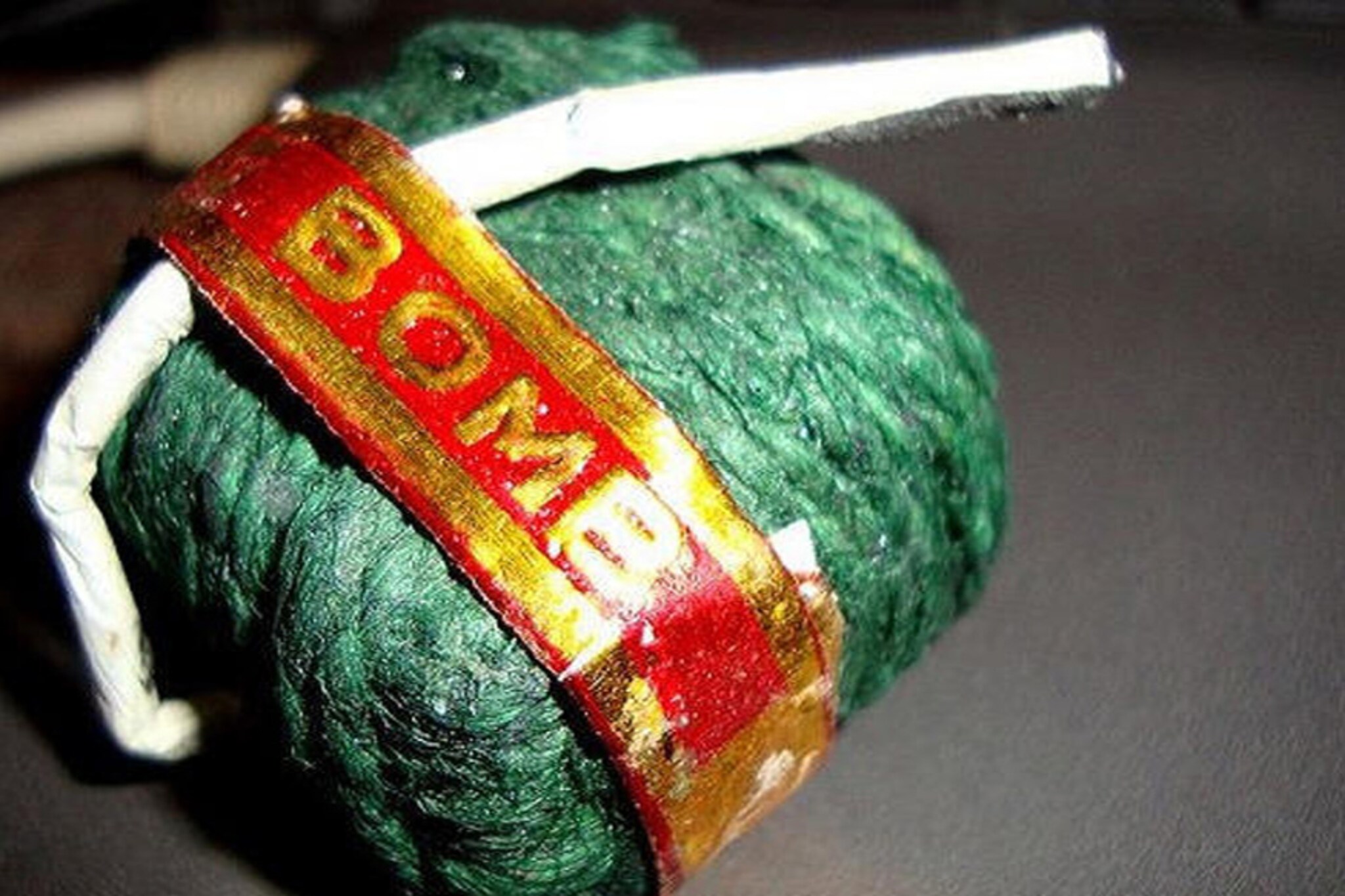 परळी रेल्वे स्टेशनवर मुलाच्या तोंडात फुटला सुतळी बॉम्ब; थोडक्यात वाचला