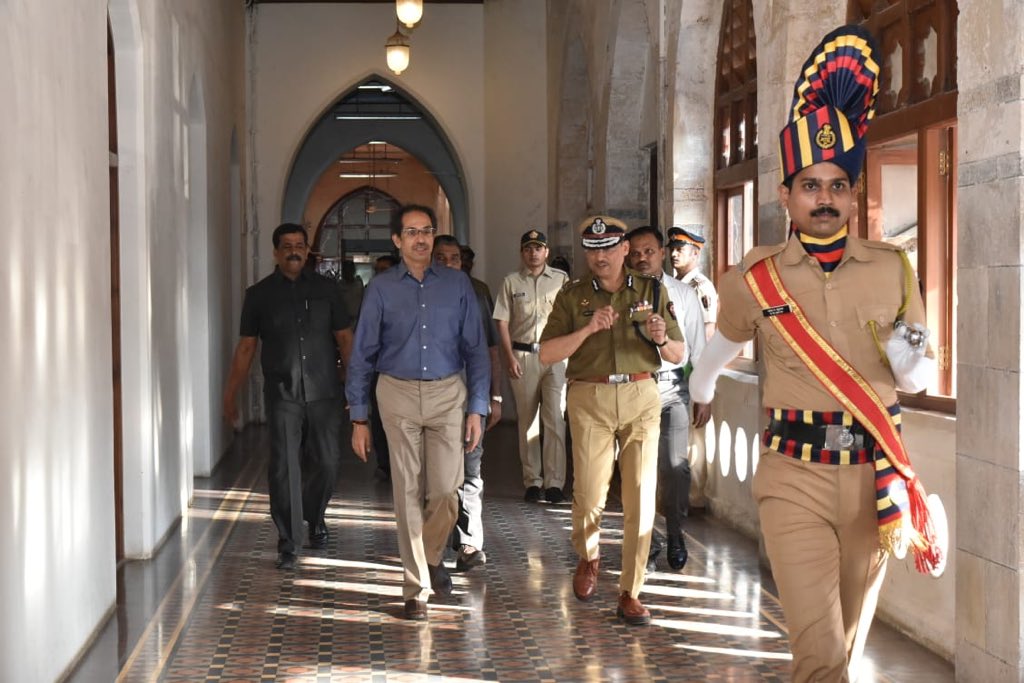 मुख्यमंत्री उद्धव ठाकरे आणि गृहमंत्री एकनाथ शिंदे यांनी आज मुंबई मुख्यालयात जाऊन वरिष्ठ पोलीस अधिकाऱ्यांची बैठक घेतली. मुख्यमंत्री उद्धव ठाकरे आणि गृहमंत्री एकनाथ शिंदे यांनी आज मुंबई मुख्यालयात जाऊन वरिष्ठ पोलीस अधिकाऱ्यांची बैठक घेतली.