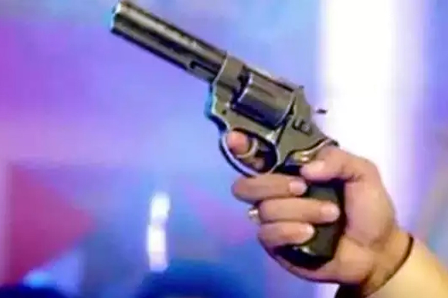 पाठीला लागली गोळी, तरी जीव वाचवण्यासाठी 3 दिवस झाडाखालीच राहिला पडून आणि...